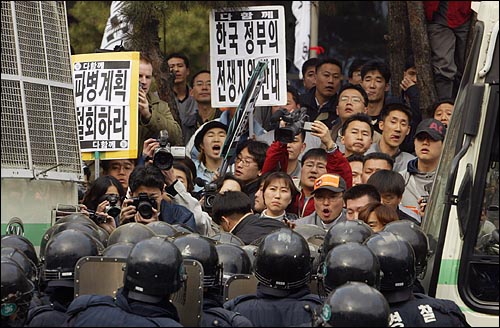 한나라당쪽으로 진출하려는 시위자들을 경찰이 가로막고 있다. 